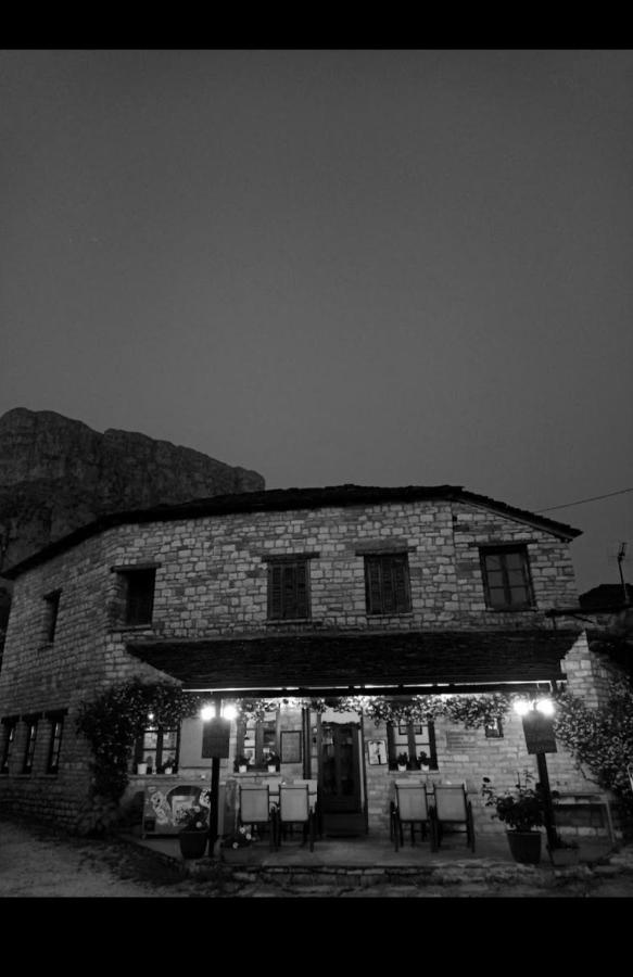 Karpouzis Guesthouse วีโกส ภายนอก รูปภาพ
